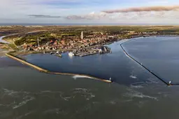 Verslaggever Goos ziet dat heel Terschelling piept en kraakt. ‘De haven is de molensteen op de nek van het eiland’