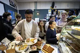 Iftar op Zamenhof in Leeuwarden groeit uit tot traditie. ‘Je hoeft geen moslim te zijn om mee te eten’