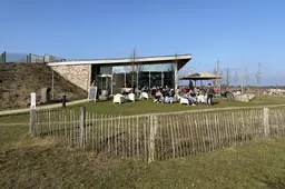 Schattige lammetjes en het eten maken een kleine irritatie goed bij Wollegras in Weiteveen