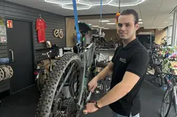 Fietsenmaker Nicola (25) uit Heerenveen is jonge ondernemer met passie, visie en: ‘Ik heb veel gespaard om het te kunnen betalen’