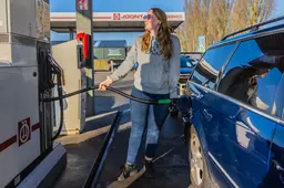 Dieselprijs haalt benzine in bij de pomp. ‘Ik blijf het tanken, lekker zuinig’