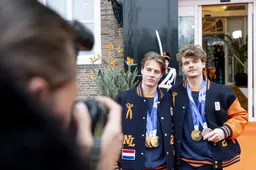Vrees voor hersenletsel duwde ijshockeyende broertjes Van ’t Wout naar shorttrack: ’Het waren kinderen, maar ze ramden hem de boarding in’