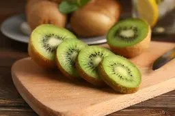 Kiwi voorkomt winderigheid én verstopping. Maar eet je dit fruit met of zonder schil?