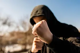 Franeker (50) beledigt, bedreigt en mishandelt buurman: 150 uur werkstraf en contactverbod