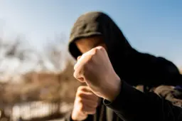 Tieners uit Drachten veroordeeld voor zware mishandeling van fietser die al op de grond lag