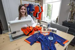Myla (23) uit Tjerkgaast maakt modieuze tops van voetbalshirts en die zijn een hit op TikTok: ‘Koningsdag ready?’