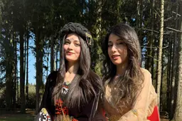 Sidra reist naar Friesland om Newroz te vieren in Koerdische klederdracht. ‘Het is meer dan een feest’