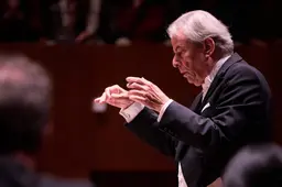 Hartmut Haenchen zong als 8-jarige al in de Matthäus Passion van Bach. Op zijn 83ste dirigeert hij hem voor het eerst, bij het NNO