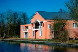 Bekende roze villa aan Dokkumer Ie in Snakkerburen gaat gesloopt worden. ‘Erg blij dat het verdwijnt’