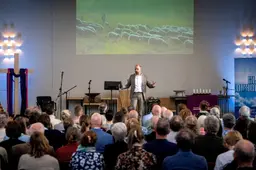 Van Bethel naar Kijk Omhoog in Drachten: voorganger Folkerts trekt 900 mensen bij eerste dienst: hij vindt het heel ‘troostrijk’