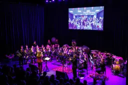 Allereerste compleet vrouwelijke brassband doorbreekt mannentraditie. ‘Bij orkesten is de kracht van vrouwelijk leiderschap nog niet ontdekt’