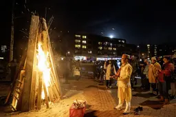 Kleurrijk lentefeest Holi begint in Leeuwarden met een flink vuur. ‘Holi is meer dan met poeder gooien’