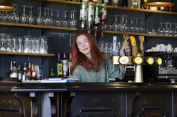 Van Italiaans droomkasteel naar dorpscafé in Baard: ‘Pippi’ Linn (22) blaast ‘De Kater’ nieuw leven in