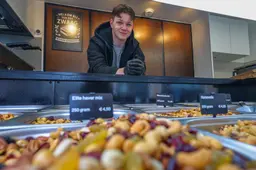 ‘Notenman’ Tijmen (22) maakt zich zorgen over de toekomst van de markt in Sneek: ‘Ik ben een apart geval’