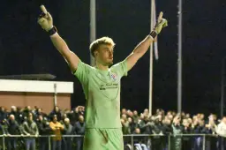 Surhústerfean wint na strafschoppen en gaat voor het eerst in clubhistorie naar bekerfinale