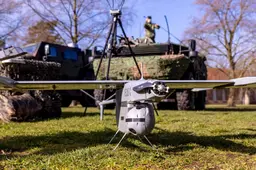 Henri uit Havelte is een van de eerste dronepiloten van Defensie. ’We kunnen drones op een meter afstand van het doel laten vliegen’