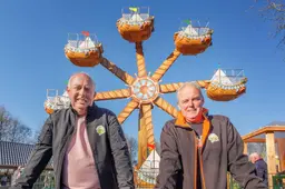 Entertainers Eddie (58) en Menno (58) zorgden eerst voor de mini-wasstraat en namen vervolgens heel Duinen Zathe over