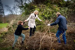 Voor de 25ste keer brandt het paasvuur van Oldeholtpade bij Wendy (43) in de achtertuin. ‘Vooral de coniferen knetteren altijd lekker’