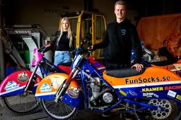 Broer en zus Leon (23) en Amber (21) scheuren met 120 kilometer per uur over het ijs van Thialf