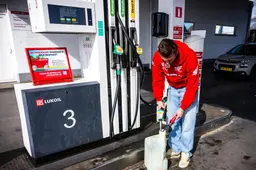 Benzine in Nederland naar recordprijs en daar plukt Poetin de vruchten van: Russische oorlogskas gespekt