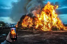 In beeld: Paasvuren in de provincie ontstoken