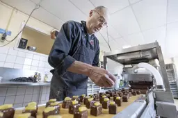 Drukte bij chocolaterie Le Bonbon in Gytsjerk. ‘Laatst liep iemand met een doos van 100 euro de deur uit’