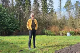 Vogelliefhebber Ernst (71) geniet iedere dag van zijn groene oase in Hemrik. ‘Dit is mijn vogelparadijs’