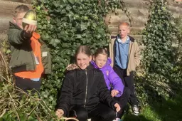 Jong en oud fanatiek op zoek naar paaseieren in Goutum. Lieke zette de wekker op 7 uur, moeder Marjolein: ‘Ik wil dóór!’