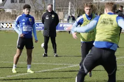 Henk de Jong blijft volgend seizoen zitten als het Kooi Stadion zijn naam scandeert: ‘Ik ga de nieuwe trainer helpen’