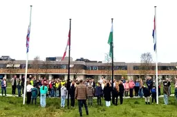 Herdenking in Drachten: scholen hijsen vlaggen na gastles