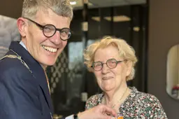 Deze vertrekkende gemeenteraadsleden in Friesland kregen een lintje