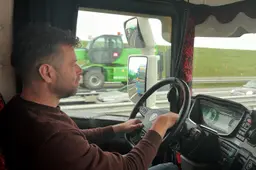 Vrachtwagenprotest op Afsluitdijk tegen hoge brandstofprijzen. Voor trucker Hans uit Nijland is de maat vol: ‘Tanke docht sear’