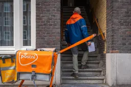 Snelle postbezorging wordt fors duurder: verjaardagskaarten afgeven bij pakketpunt. ‘Consument zal daaraan moeten wennen’