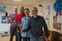 ‘Geef je kind geen smartphone.’ Deze ouders van basisschool De Buitenkans in Heerenveen trekken samen op