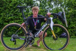 Thijs Wiersma uit Sint Nicolaasga wint Parijs-Roubaix bij junioren