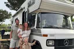 Met een diesel slurpende camper trekt Tjebbe (34) met zijn gezin door Europa. ‘120 x 2,75, rekkenje mar út’
