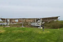 Vleugel en motor van gecrashte Britse bommenwerper naar Kazemattenmuseum in Kornwerderzand getakeld