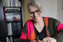 Gusta (65) uit Leeuwarden maakt vogels van papier-maché. ‘De blaadjes van een woordenboek Frans-Nederlands werken voor mij het best’