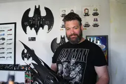 Stephan (39) uit Leeuwarden is in de ban van Batman. ‘Van plankje, naar kast, naar muur en nu een kamer vol’