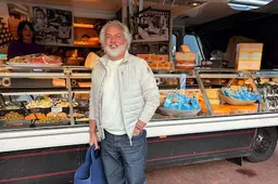 Een rondje zaterdagmarkt met Peter: ‘Bij deze kraam kom ik niet alleen voor de kip, maar ook voor de gossip’