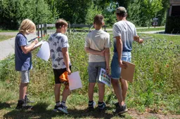 De schooljeugd van Albergen met zoekkaarten en een natuurcoach