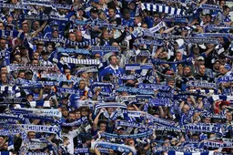 Foto: Schalke supporters reageren met groot spandoek op politie inval Vak P