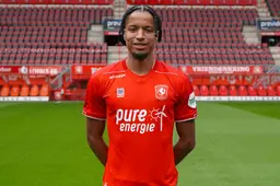 Foto: Ebuehi helpt Ultras Vak P bij rood schilderen van de Grolsch Veste