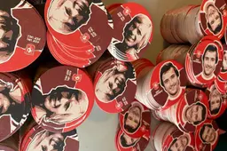 Clubiconen signeren deel van de bierviltjes in de #IKMISOE Matchdaypakketten