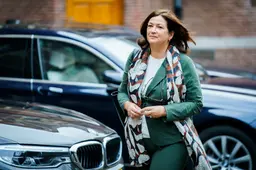 Minister reageert op Kamervragen over homospreekkoren in De Grolsch Veste