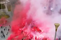 SCHITTEREND! Drone filmt vuurwerk tijdens aankomst spelersbus FC Twente