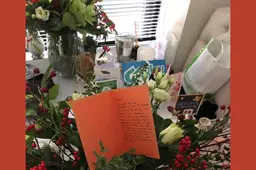 FOTO: Vriendenkring verrast zwaar geblesseerde doelman FC Volendam met bloemen en een kaartje