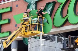Foto's: Grolsch wordt verwijderd van de Grolsch Veste