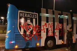 Foto: Spelersbus Heracles 'versierd' met FC Twente graffiti's