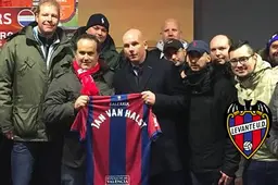 GEWELDIG!! Supporters Levante dagen FC Twente uit voor 'Europese' wedstrijd in Valencia